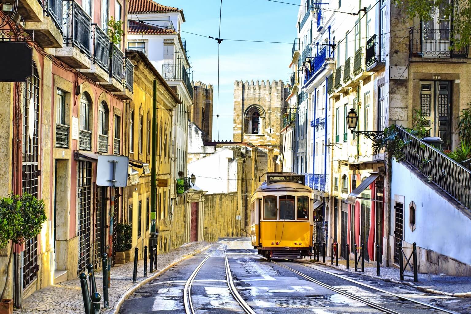 Ville de Lisbonne, au Portugal, et son tram jaune